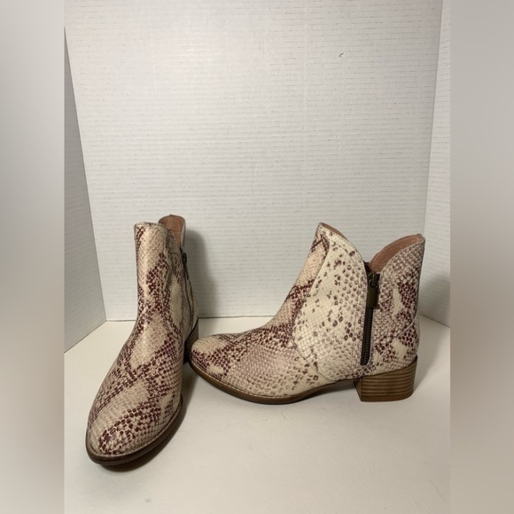 Seychelles lucky pennies snakeskin print ankle boots size 7.5